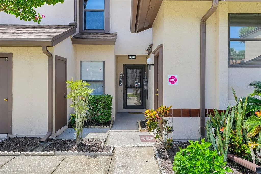 2 bed, 2.0 bath, 917 sqft, $1,700 — Photo 2