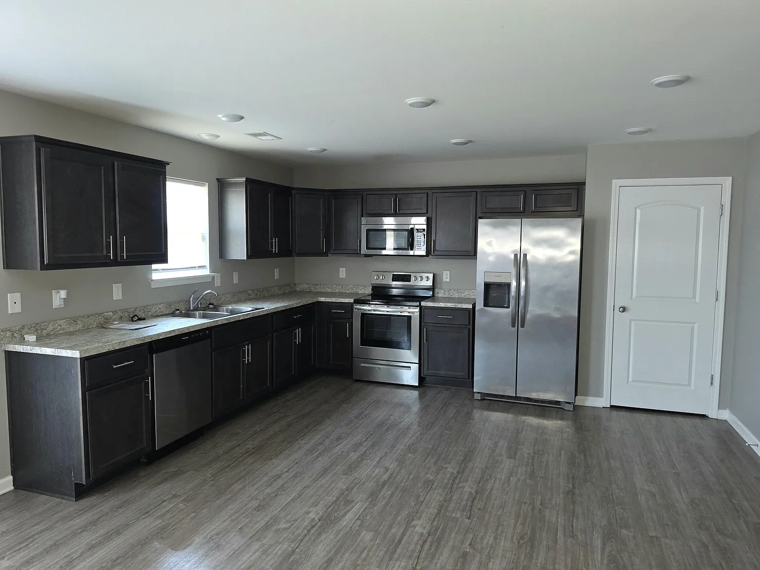4 bed, 2.5 bath, 2344 sqft, $2,600 — Photo 3