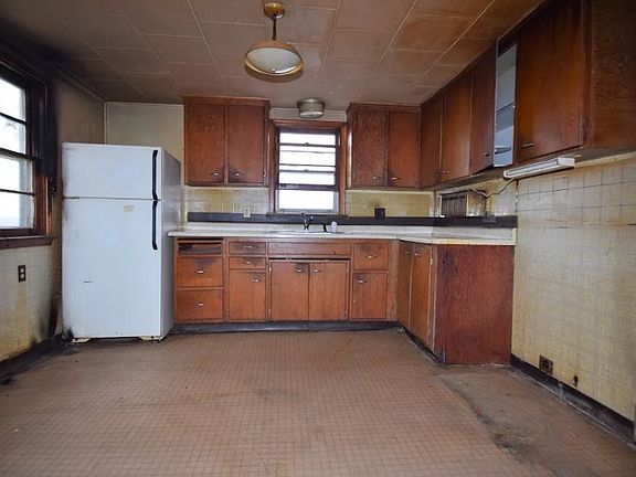 2nd image of 1696 Jennings Ave