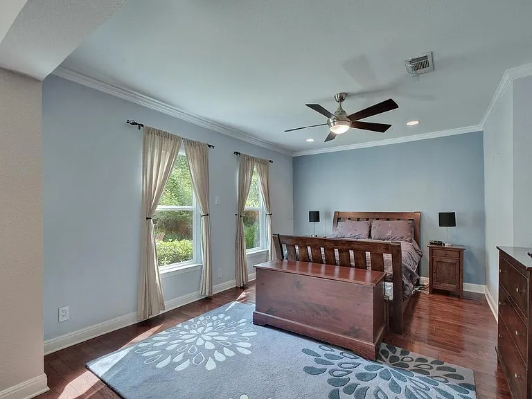 610 W North Loop Blvd — Photo 13
