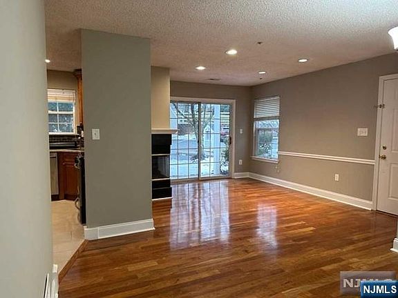5th image of 1047 Cambridge Ct #1047