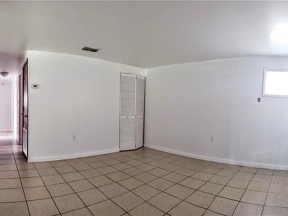 4th image of 1409 Crescent Pl