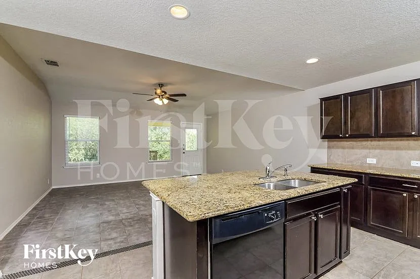 5 bed, 2.5 bath, 2588 sqft, $2,025 — Photo 4