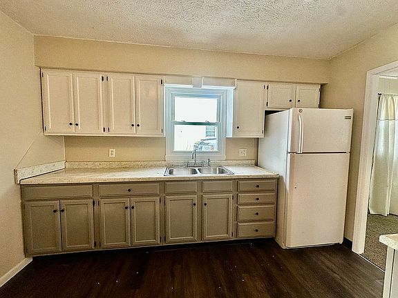 5th image of 20 Myrtle Dr