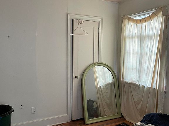 5th image of 318 East Cir
