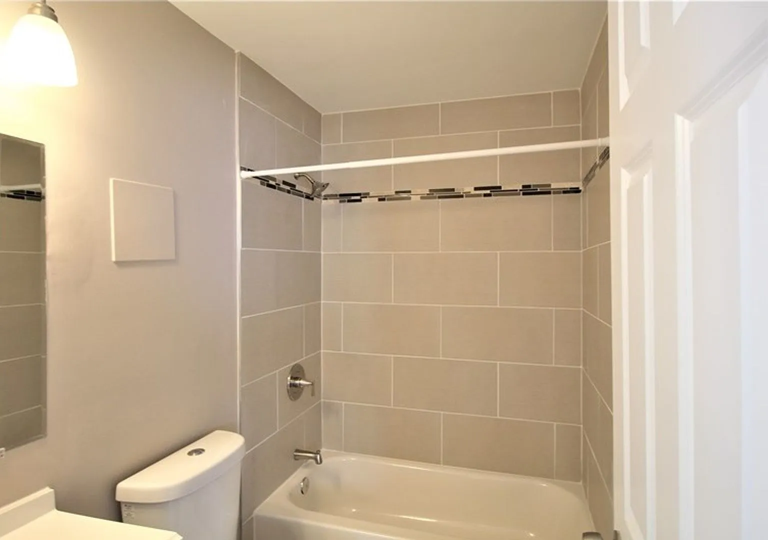 Beautiful 2 BD Near The Alameda — Photo 4