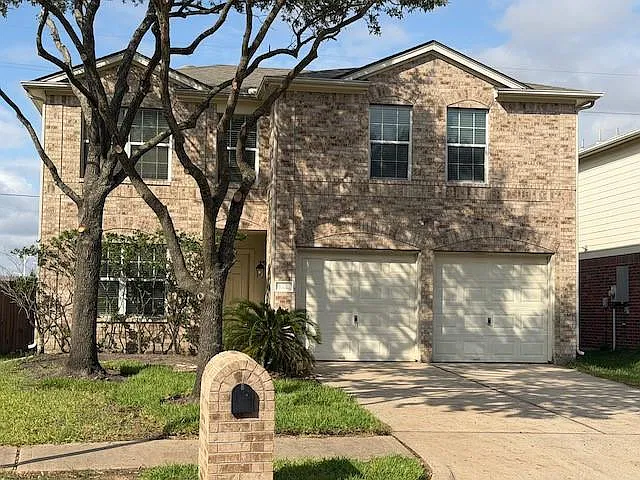 4 bed, 2.5 bath, 2295 sqft, $2,000 — Photo 2