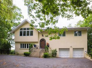 8 Shoreview Cir, Pelham, NY 10803