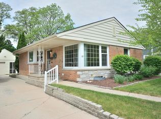 122 Maple Ter, Oconomowoc, WI 53066