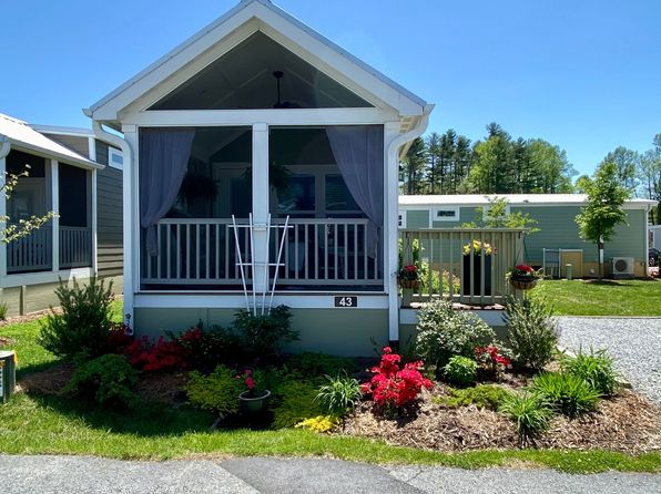 43 Skipping Stone Ln, Flat Rock, NC 28731