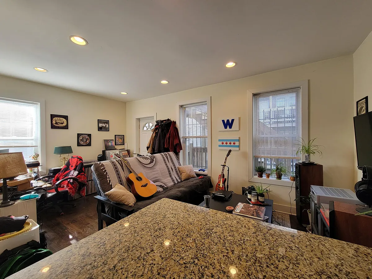 Building Photo - 827 N Marshfield Ave #C1