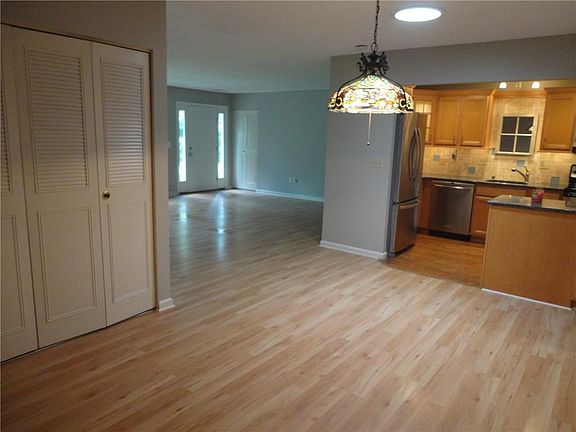 5th image of 211 Duxbury Ct