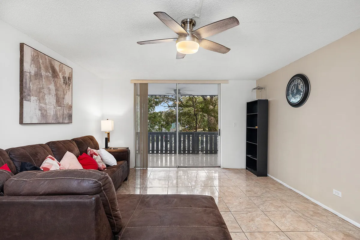 Building Photo - 3710 Inverrary Dr #2G