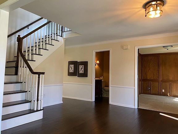 4th image of 323 Shellbourne Dr