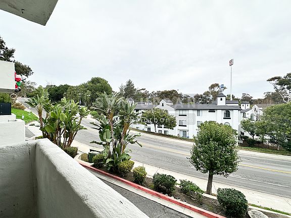 4th image of 959 Vine St APT 11