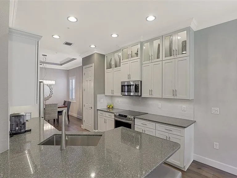 Kitchen has all the items needed to cook or bake your favorite dishes.