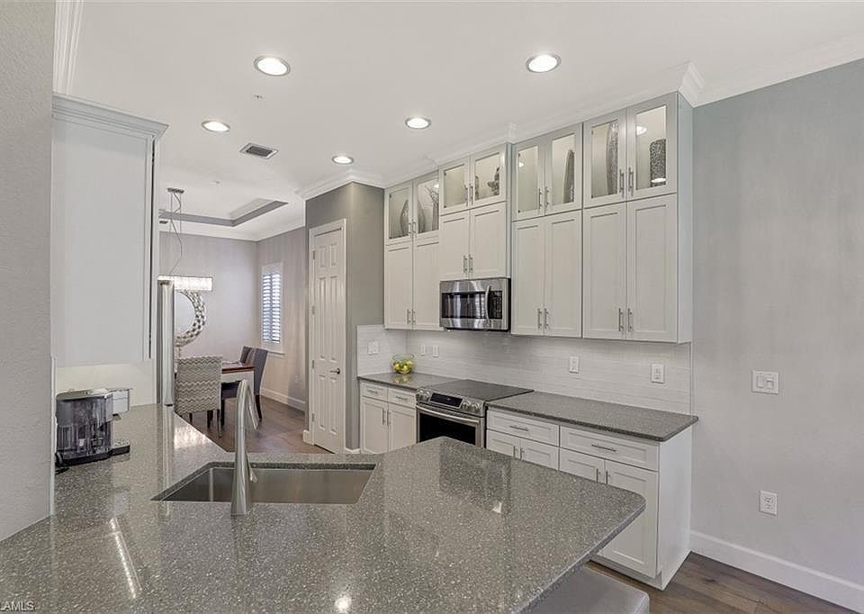 Kitchen has all the items needed to cook or bake your favorite dishes.