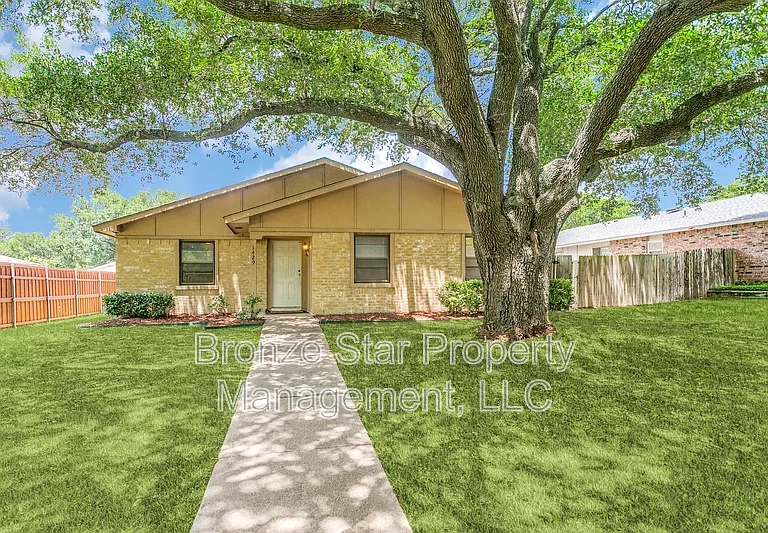 1429 Whitehall Dr — Photo 1