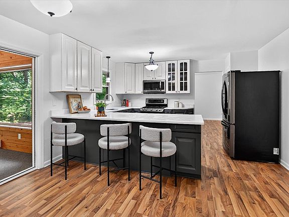 3rd image of 2658 Oak Crest Cir