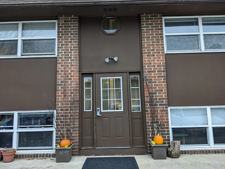 920 E Burlington St — Photo 6