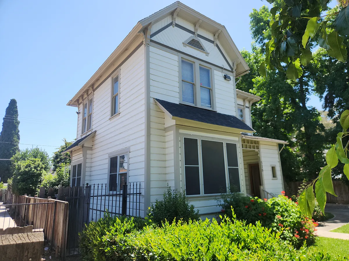 Side View - 518 N Locust St