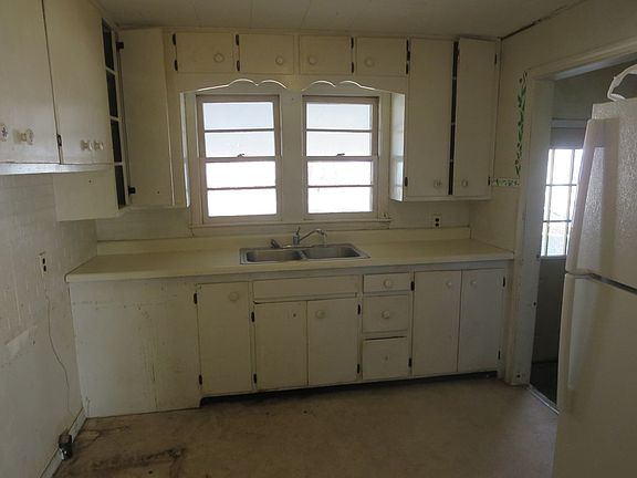 3rd image of 608 W Hamilton St