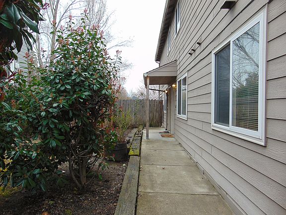 2nd image of 2042 Campus Dr APT 2