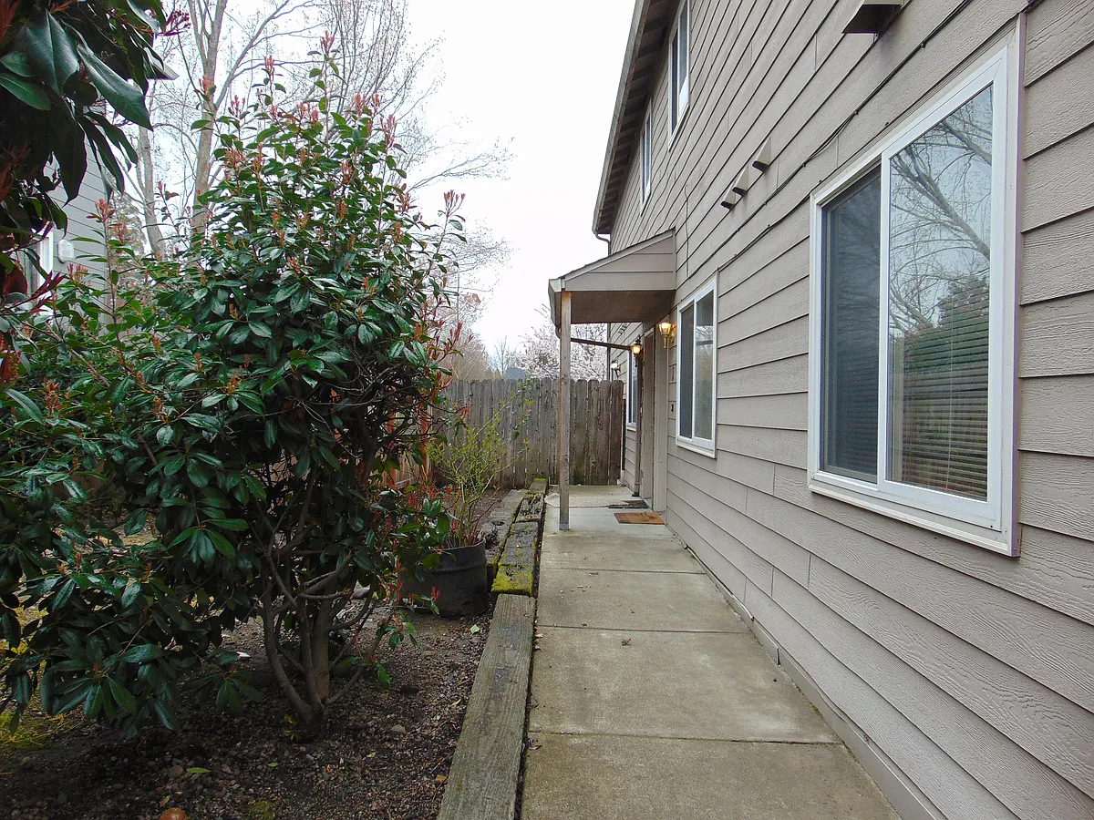Building Photo - 2042 Campus Dr #2