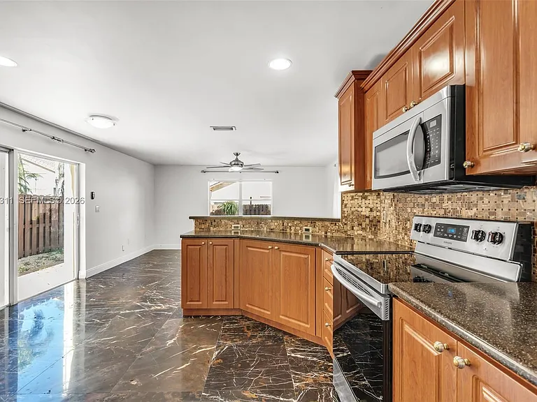 5165 NW 112th Ct — Photo 2