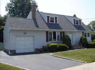 3 Oakdale Pl, Massapequa Park, NY 11762
