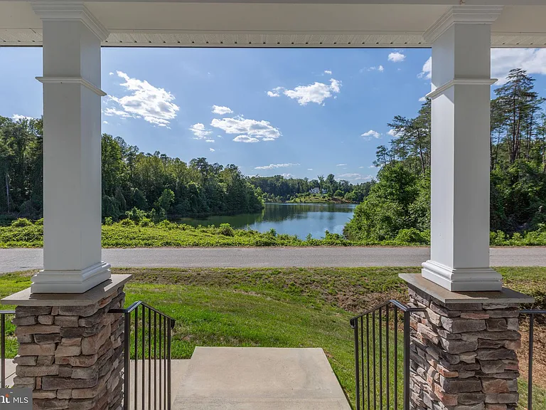 15 Grove Ln — Photo 4