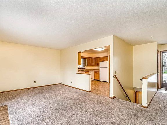 4th image of 400 Heathermoor Dr