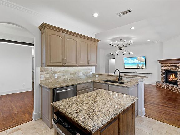 4th image of 3203 Bandera Dr
