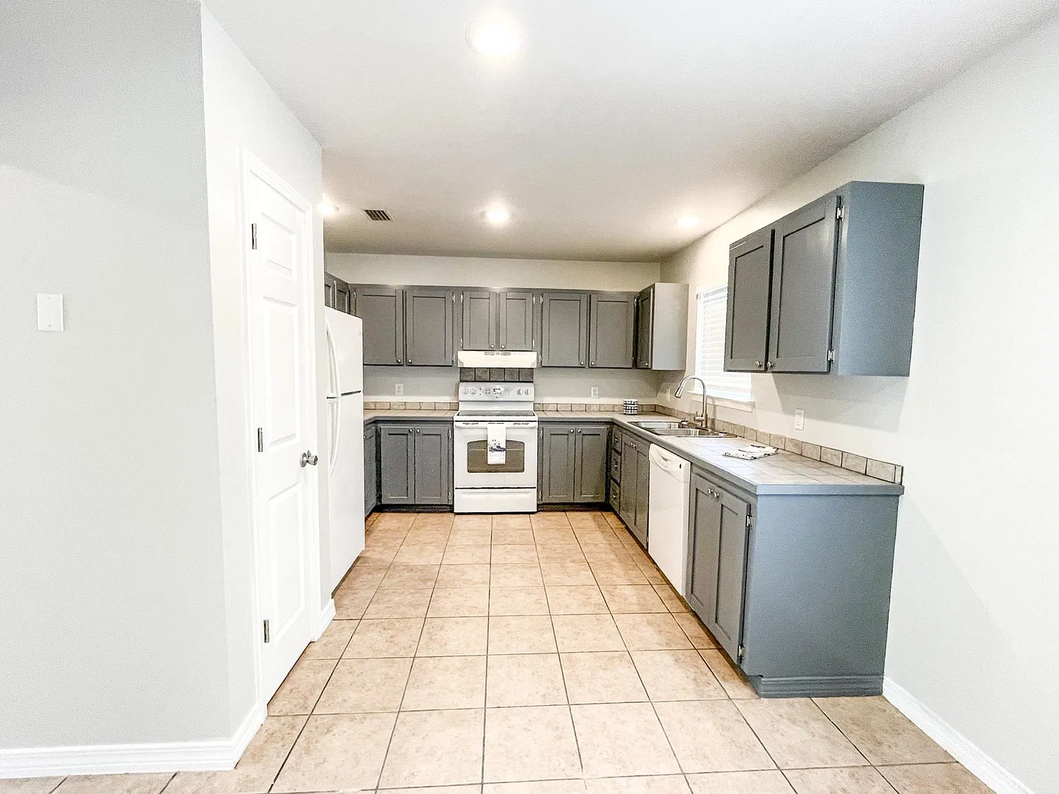 12198 Fernwood Dr W — Photo 3