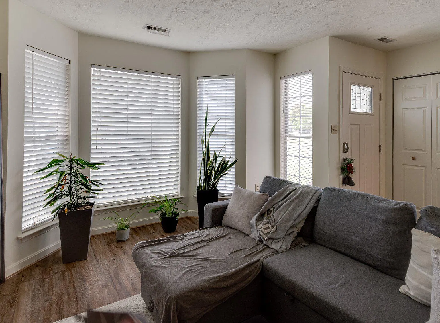 3 bed, 2.5 bath, 1358 sqft, $2,100 — Photo 3