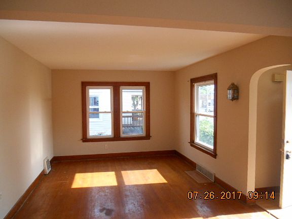 3rd image of 16240 Prairie Ave