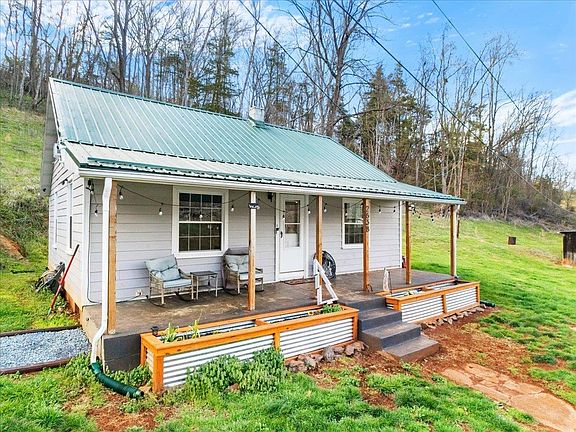 4th image of 2638 Castleton Rd