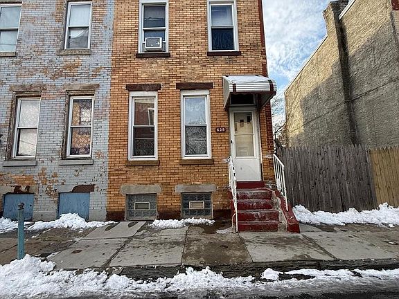 2nd image of 638 W Mayfield St