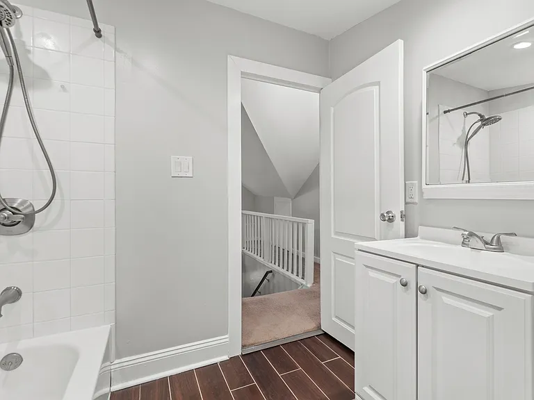1211 Larchmont Cres — Photo 26