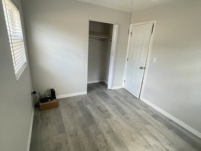 1046 W 13th St — Photo 12