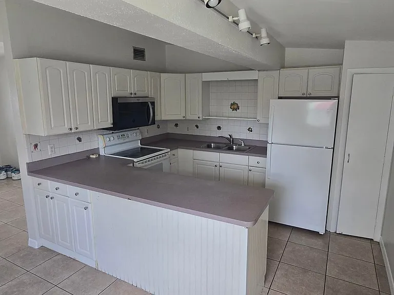 21045 Indiana Ave — Photo 6