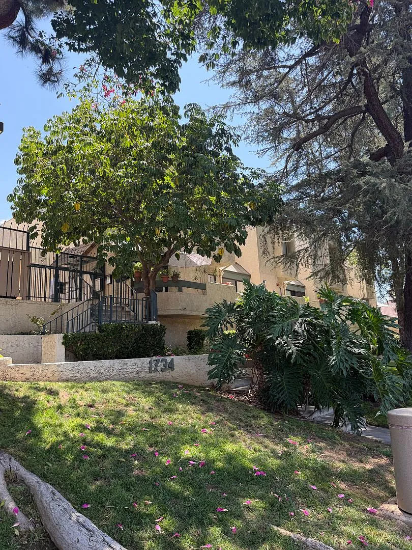 Large Townhome in Glendale, Verdugo Woodlands — Photo 2