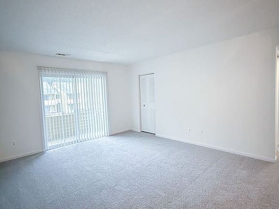 4th image of 301 Village Dr #B5