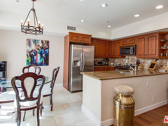 5th image of 10913 Whipple St Unit 305
