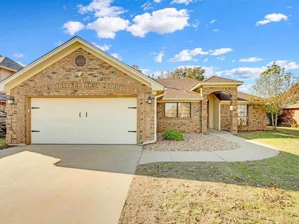 2306 NE Kingsbriar Dr, Lawton, OK 73507