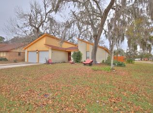 102 Sunflower St, Lake Jackson, TX 77566