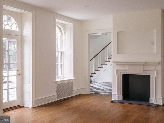 4th image of 422 W Chestnut Hill Ave