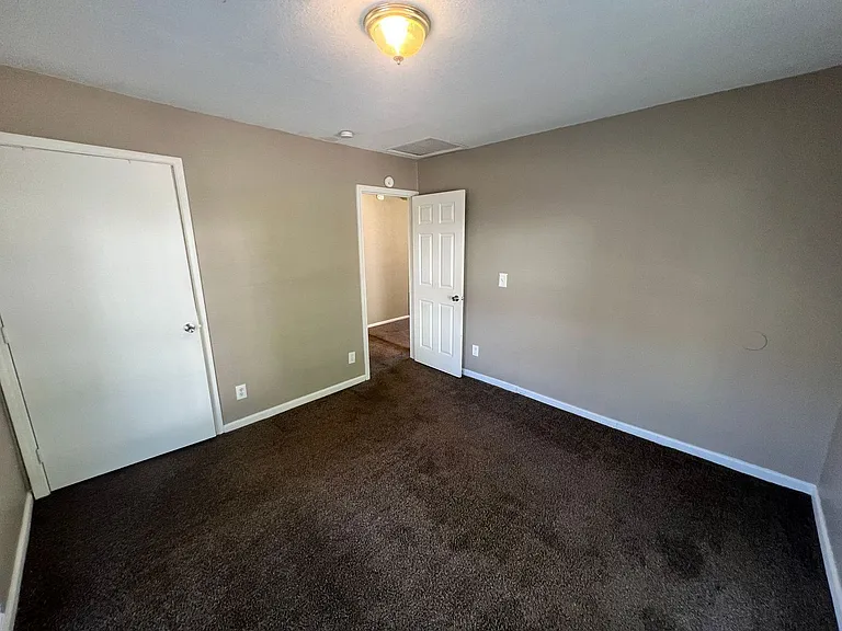 607 N Hocker Ave — Photo 10