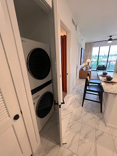 1 bed, 687 sqft, $2,172 — Photo 2