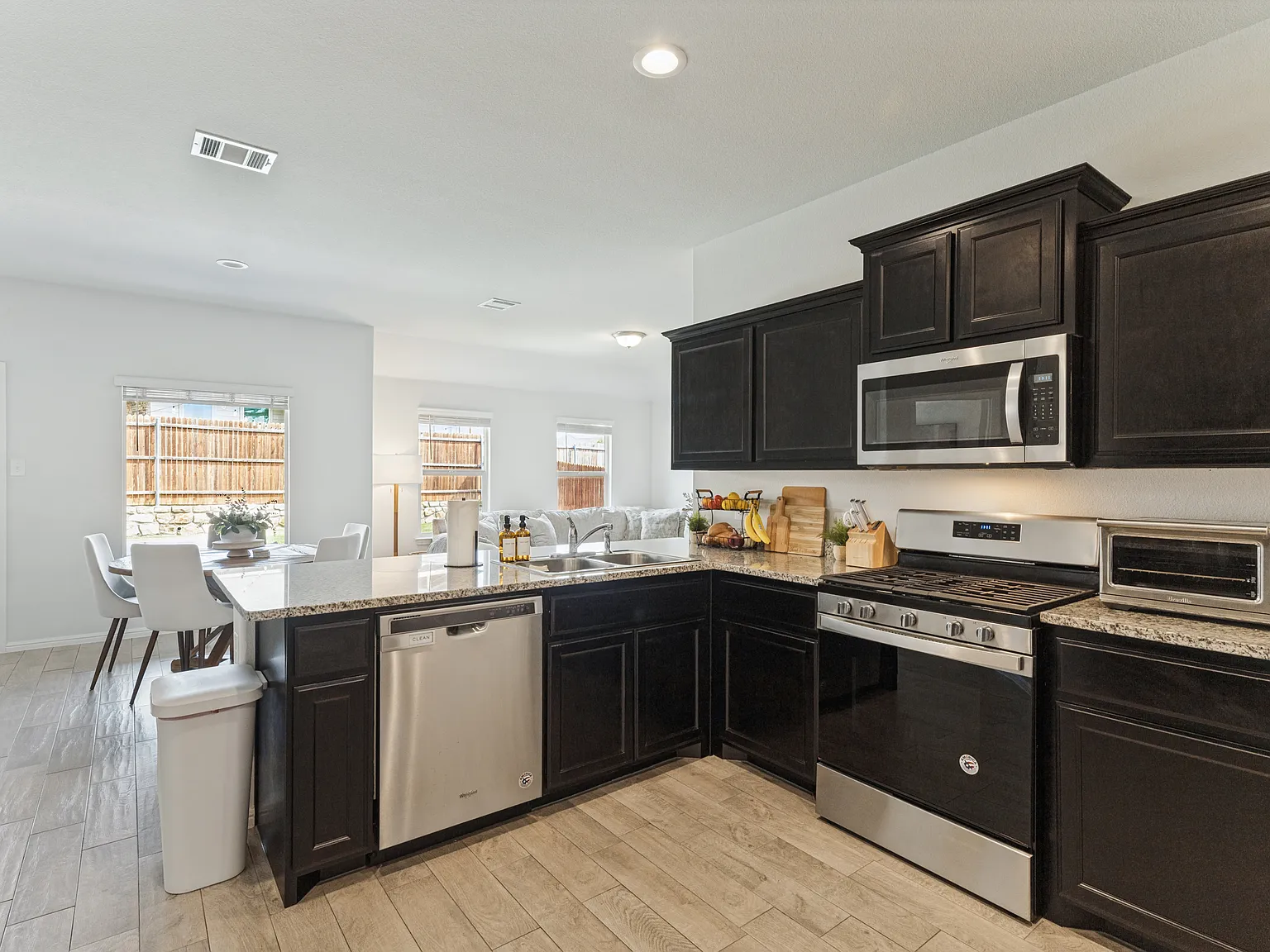 4 bed, 1832 sqft, $2,400 — Photo 2